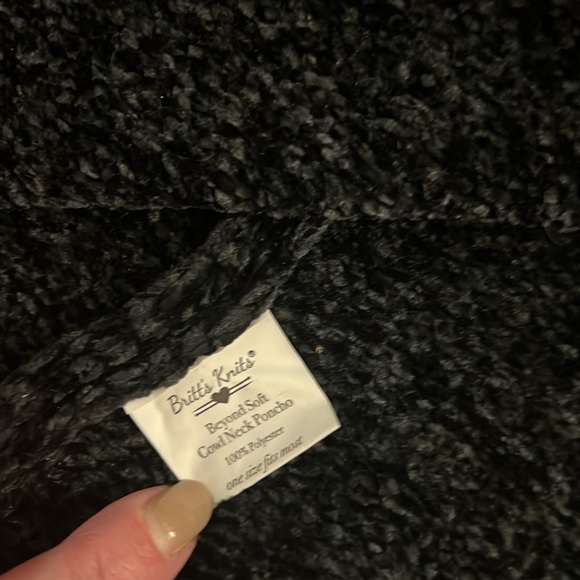 Britt’s Knit Poncho - Picture 5 of 7